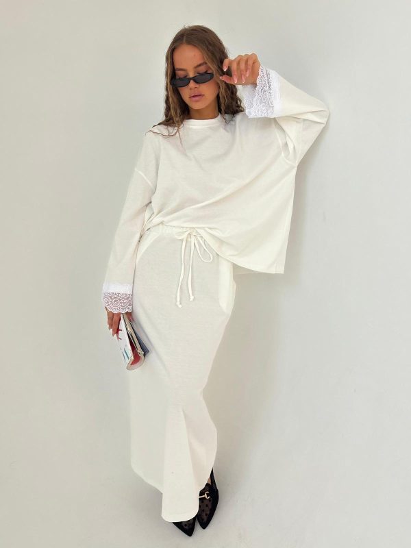 חליפת חצאית צנועה סטון ווש לבן