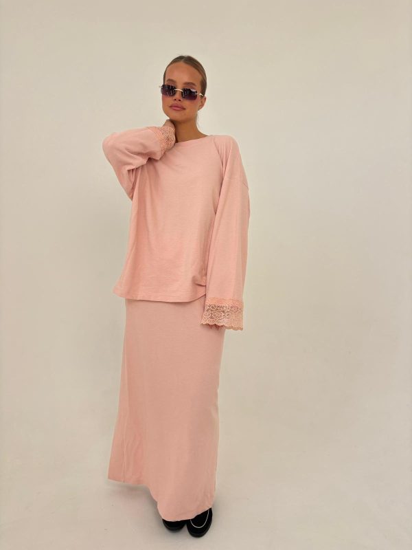 חליפת חצאית צנועה רוגבי ורוד