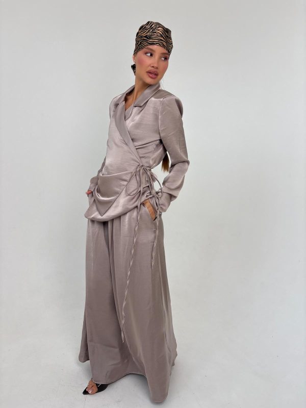 חליפת חצאית סאטן מעטפת אלגנט מוקה בהיר